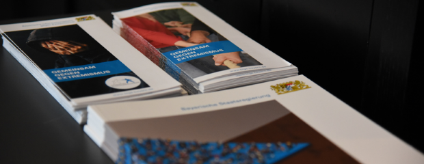 Die Flyer der Bayerischen Informationsstelle gegen Extremismus und das bayerische Handlungskonzept gegen Rechtsextremismus als Broschüre