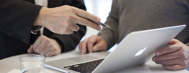 Zwei Personen in einem Beratungsgespräch vor einem Laptop