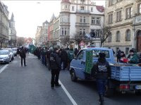 Der „Trauermarsch“ setzt sich in Bewegung. Rechts im Bild Matthias Fischer, stellvertrender Bundesvorsitzender der Partei III. Weg.