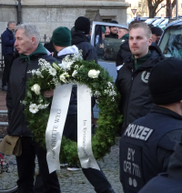 Der Bundesvorsitzende der Partei III. Weg, Klaus Armstroff (l.) und Julian Bender, III. Weg-Gebietsverbandsleiter West, zu Beginn der Demonstration am Bamberger Wilhelmsplatz. 