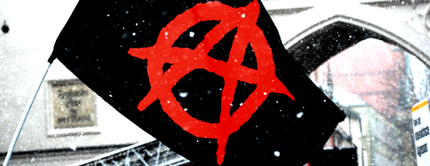 Schwarze Flagge mit rotem Anarchie-Symbol