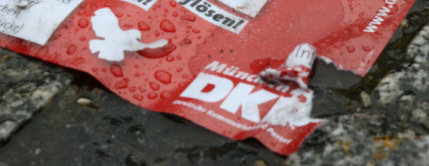 Flyer der DKP am Boden