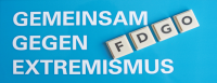 Gemeinsam gegen Extremismus auf blauem Hintergrund mit den Buchstaben F D G O