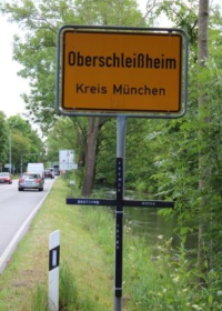 Schwarzes Kreuz, angebracht am Ortsschild von Oberschleißheim