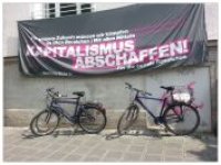 Transparent mit der Aufschrift: „Kapitalismus abschaffen“ Transparent mit der Aufschrift: „Kapitalismus abschaffen“
