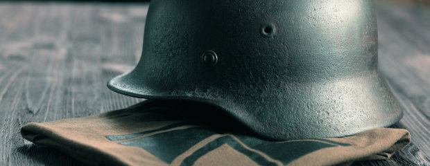 Helm aus dem zweiten Weltkrieg mit einem eisernen Kreuz