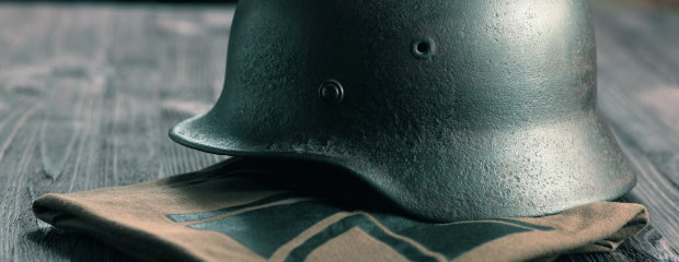 Helm aus dem zweiten Weltkrieg mit einem eisernen Kreuz Helm aus dem zweiten Weltkrieg mit einem eisernen Kreuz