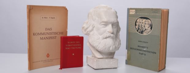 Büste von Karl Marx und Bücher