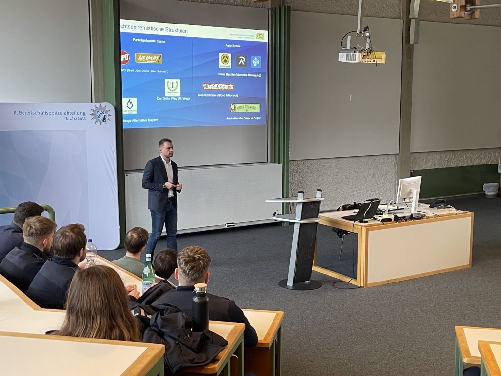 Hörsaal der Bayerischen Bereitschaftspolizei in Eichstätt 2025 mit Teilnehmenden und dem Referenten der BIGE