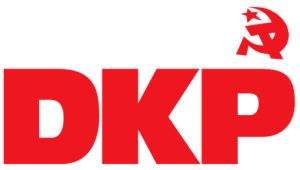Logo Deutsche Kommunistische Partei, rote Buchstaben DKP und rechts oben roter Hammer und Sichel mit Stern