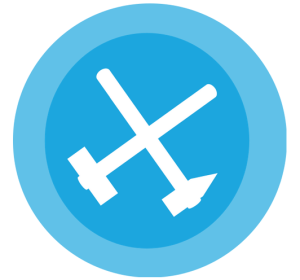 Blauer Kreis mit abgesetztem inneren weiteren dunkleren blauen Kreis, darin zwei stilisierte Hammer gekreuzt in weiß