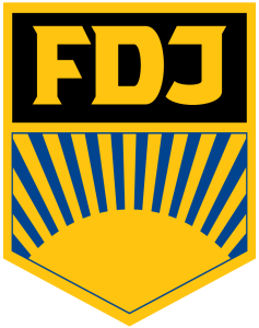 Symbol Logo Freie Deutsche Jugend FDJ in Wappenform, im oberen Teil die Buchstaben FDJ gelb auf schwarzem Grund im unteren Teil blaue Blockstreifen in Fächerform aufgereiht auf gelbem Hintergrund
