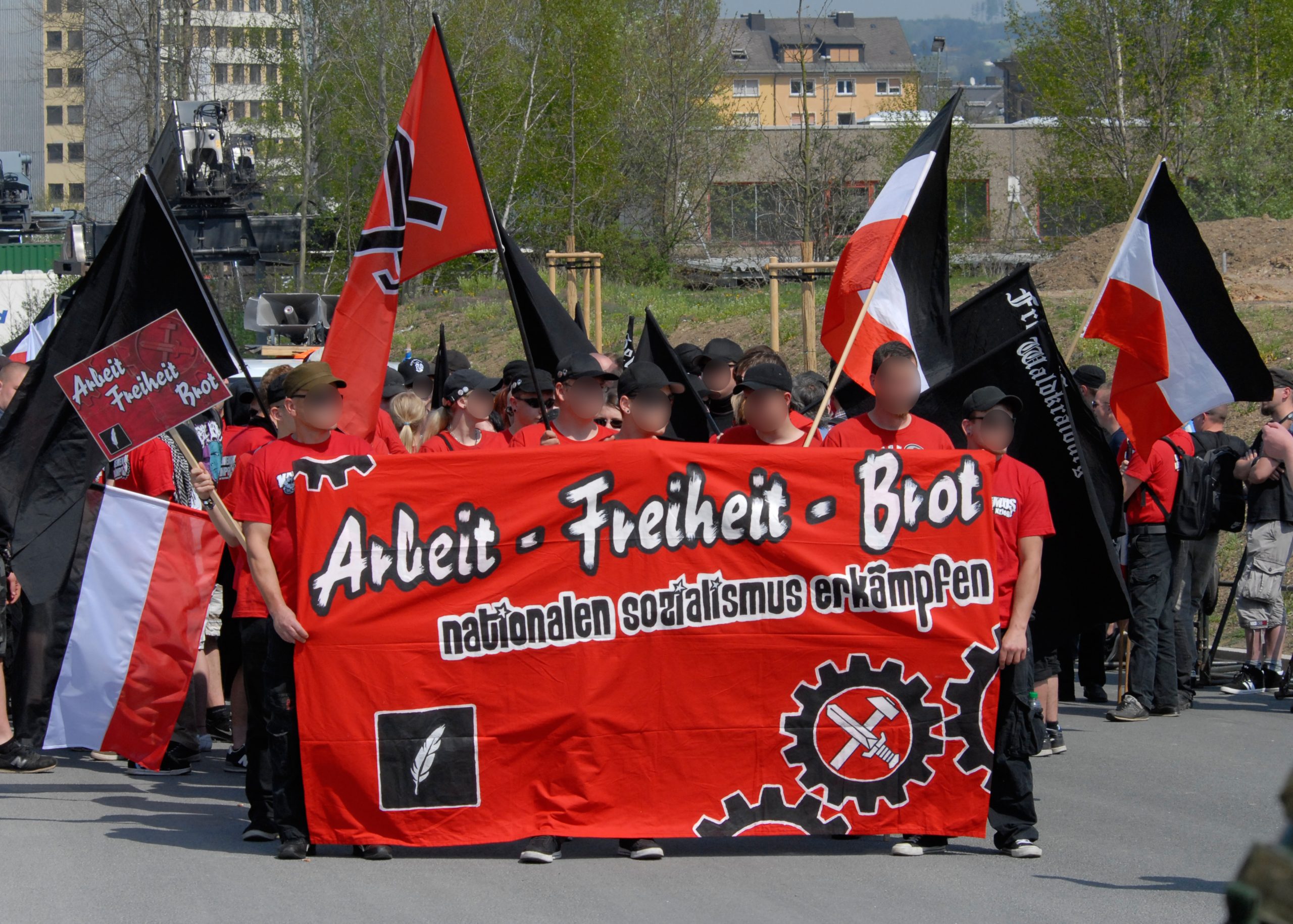 Demonstration von Rechtsextremisten mit Bannern und Fahnen. Motto "Nationalen Sozialismus erkämpfen".