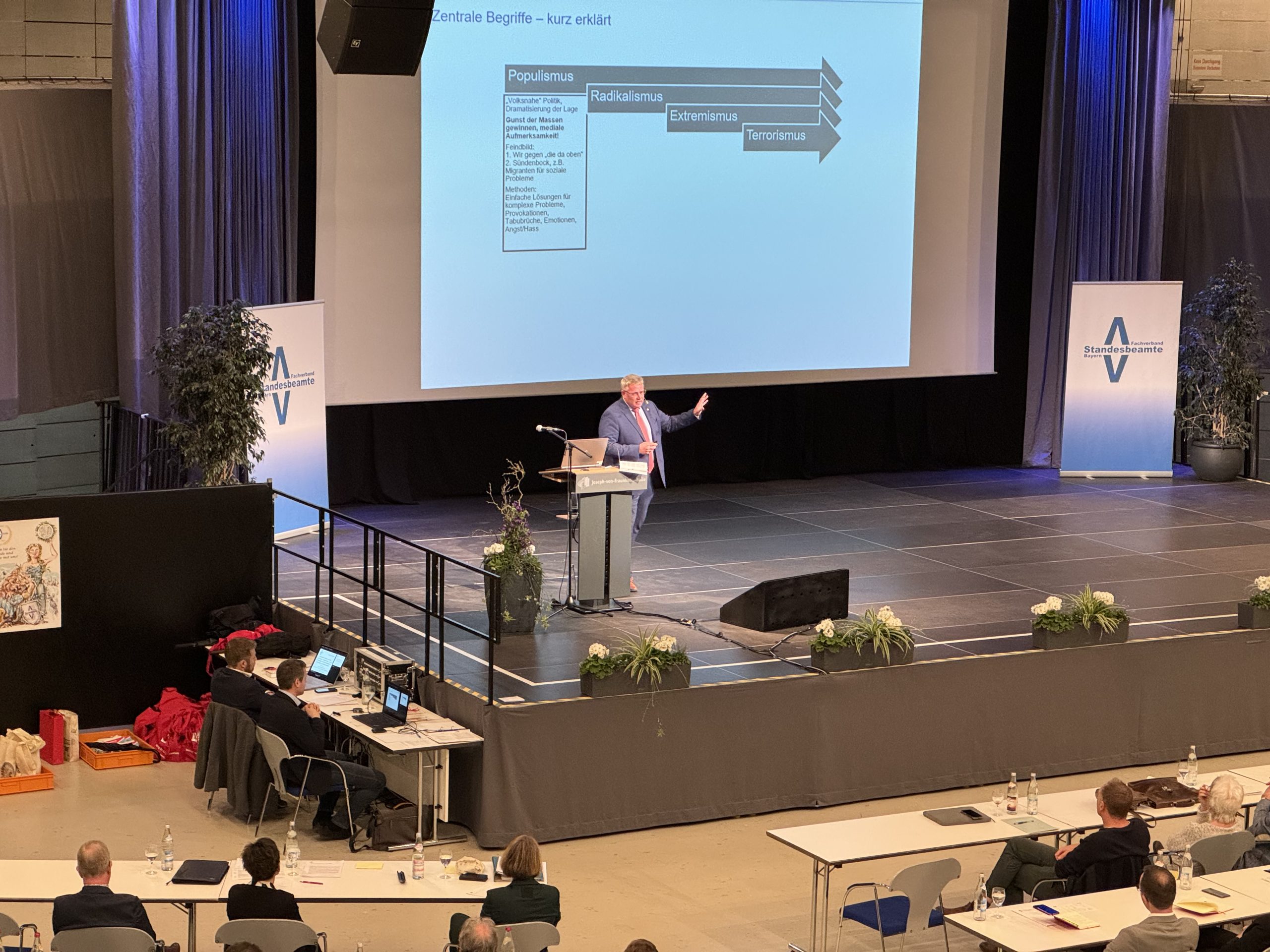 Vortrag BIGE Standesbeamte Straubing mit Referent der BIGE auf der Bühne und Zuhörern im Saal