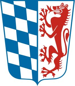 Gespalten; vorne die bayerischen Rauten, hinten in Silber ein aufsteigender roter Panter.