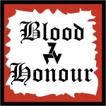 Symbol Blood and Honour, schwarze Schrift auf weissem Grund mit gezackten Rändern mit roter Umrahmung. Buchstaben in alter englischer Schriftart, welche die englischen Wörter Blood und Honour ergeben, die Losung der Hitler-Jugend in der NS-Zeit, mit einer Triskele zwischen den Wörtern.