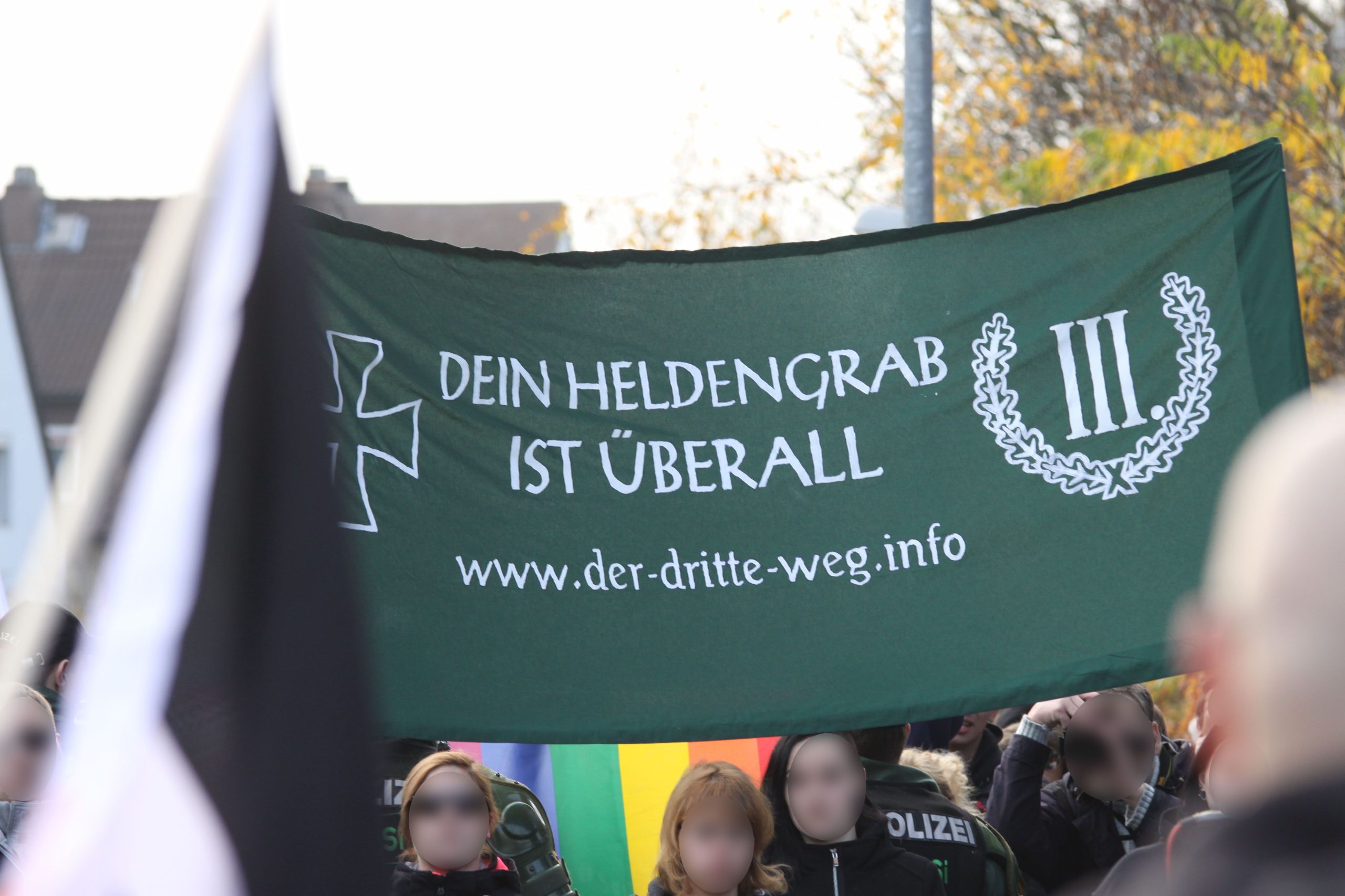 Transparent der rechtsextremistischen Kleinstpartei Der Dritte Weg bei einer Kundgebung in Wunsiedel mit der Aufschrift "Dein heldengrab ist überall"