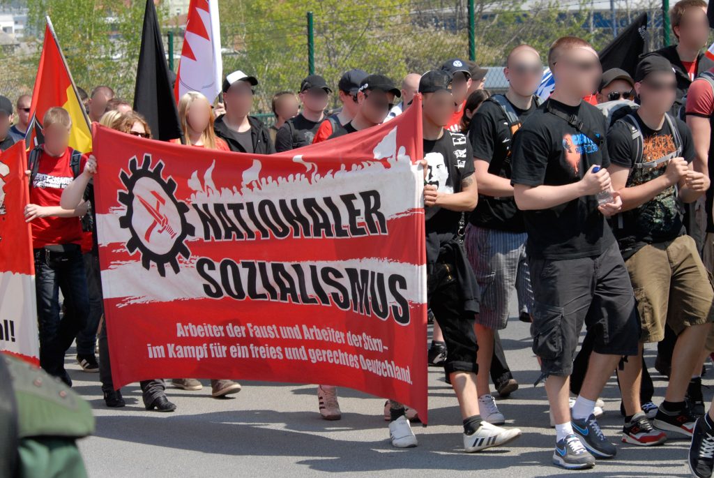 Demonstration von Rechtsextremisten mit Banner mit der Aufschrift "Nationaler Sozialismus"