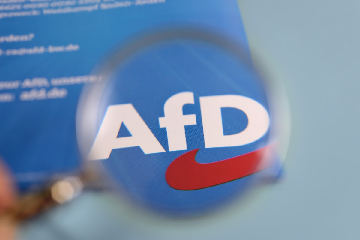Schriftzug AfD, die Abkürzung für Alternative für Deutschland, durch eine Lupe gesehen.
