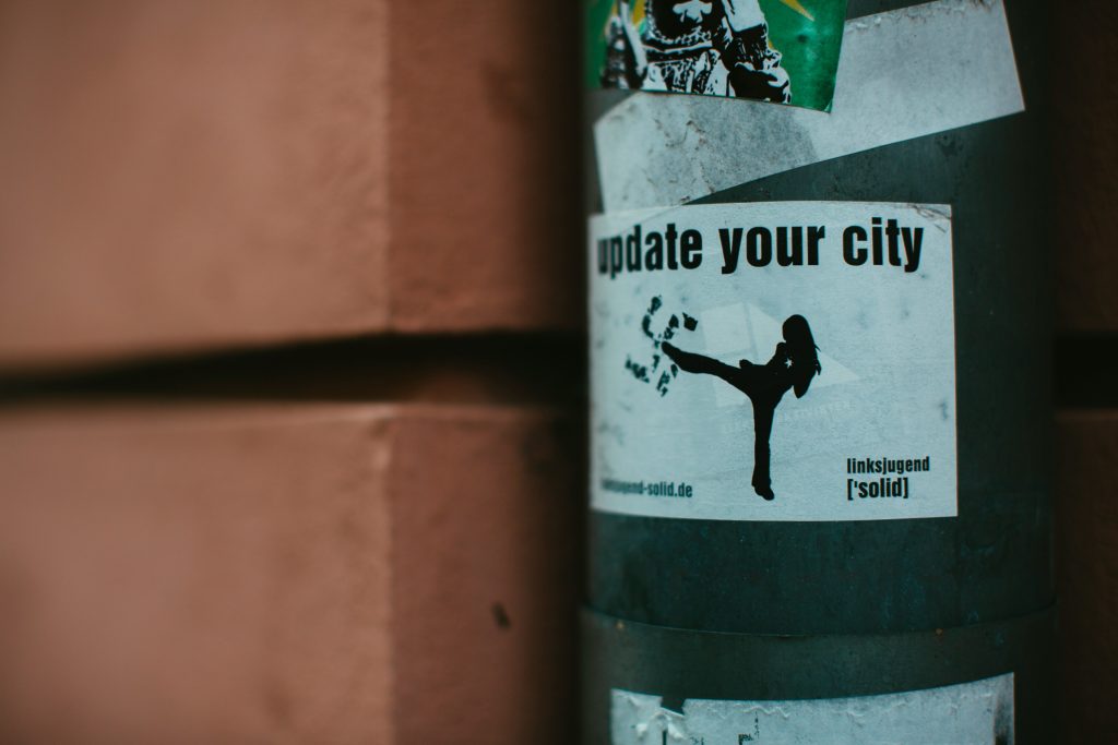 Aufkleber der linksextremistischen Gruppierung linksjugend solid an einer Straßenlaterne.