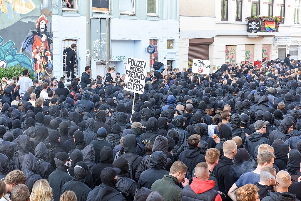 Schwarzgekleidete Linksextremisten maschieren auf einer Straße als sog. Schwarzer Block bei der Demonstration „Welcome to Hell“ während des G20-Gipfels in Hamburg 2017