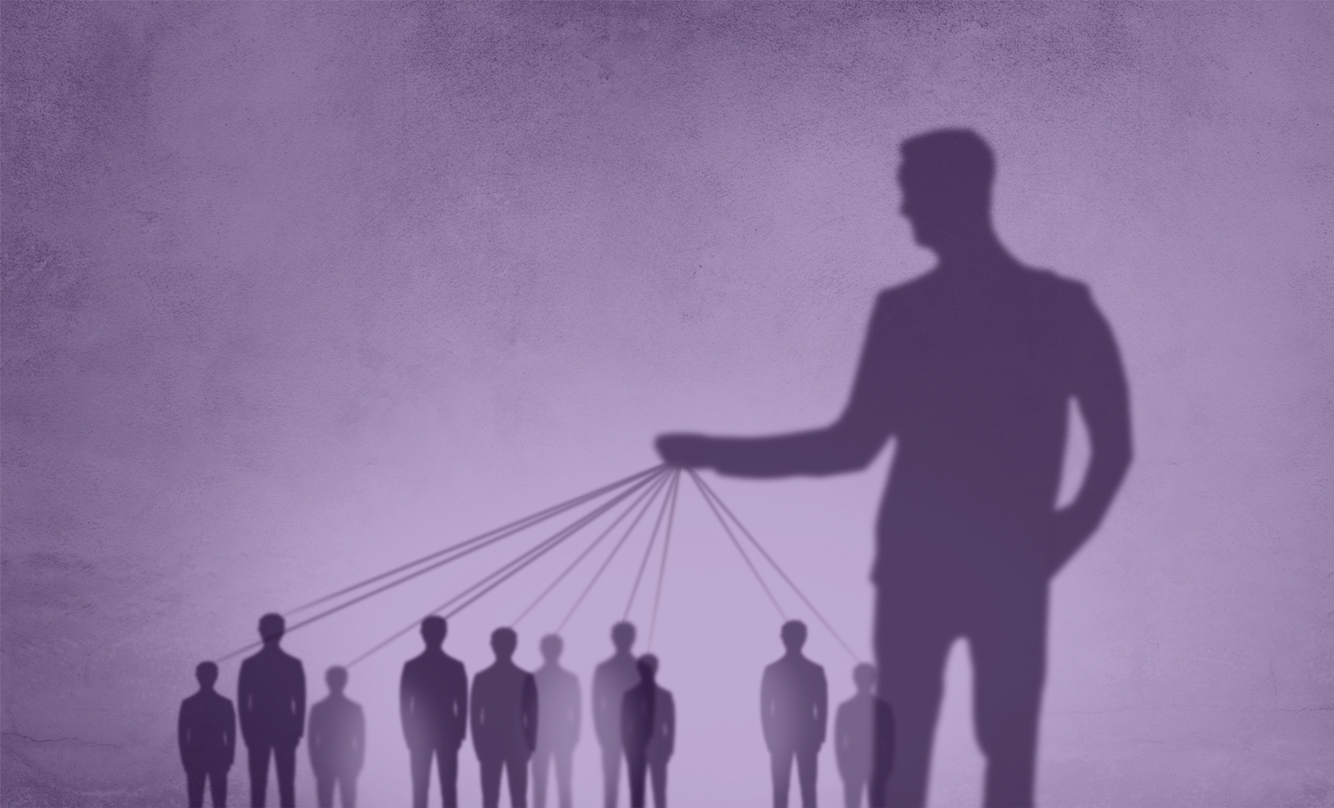 Übergroße, als Schattenriß dargestellte Person zieht die Fäden wie ein Marionetten-Spieler bei anderen Personen